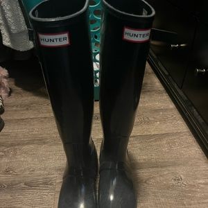 Navy blue hunter rain boots. Worn once. Great condition